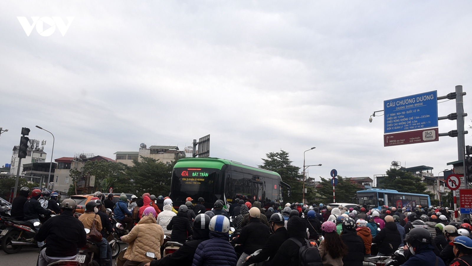 Ùn tắc lên cầu Chương Dương: Người dân bức xúc “chôn chân” mỗi sáng