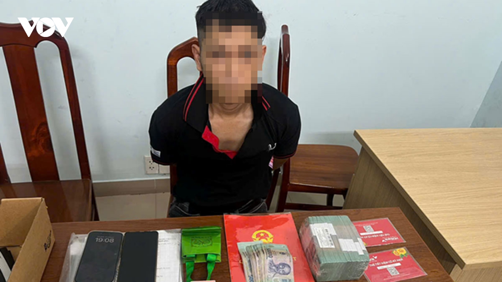 Cạy cốp xe trộm tiền tỷ và vàng rồi đưa bạn gái đi mua sắm