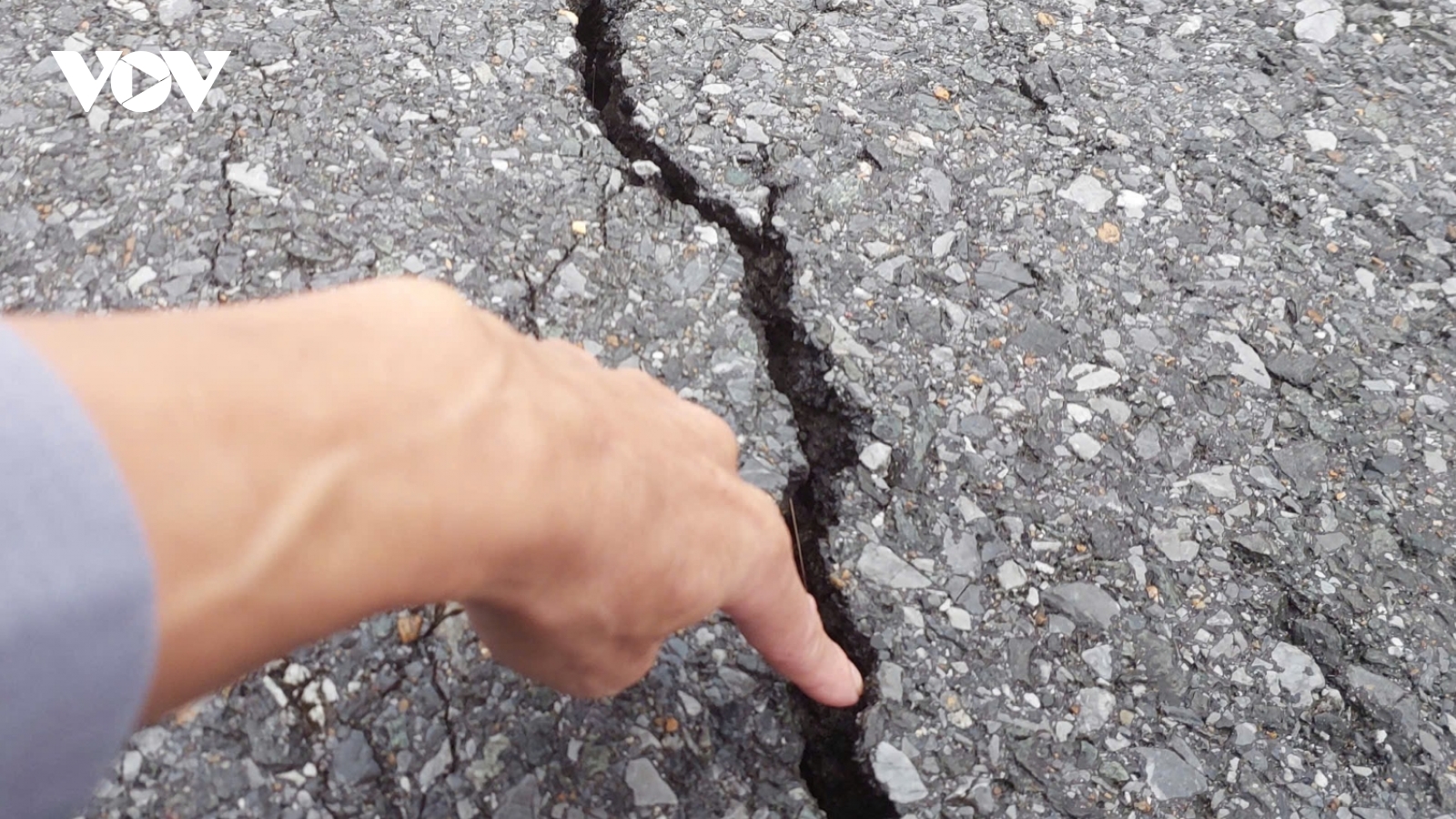 Xuất hiện vết nứt dài gần nơi từng xảy ra việc giun trồi lên mặt đất ở Quảng Trị