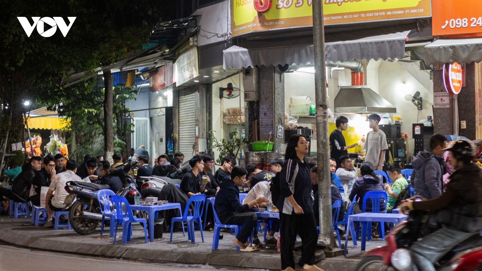 Phố lên đèn, vỉa hè Hà Nội bị hàng quán tràn chiếm, đêm về hóa "phố nhậu"