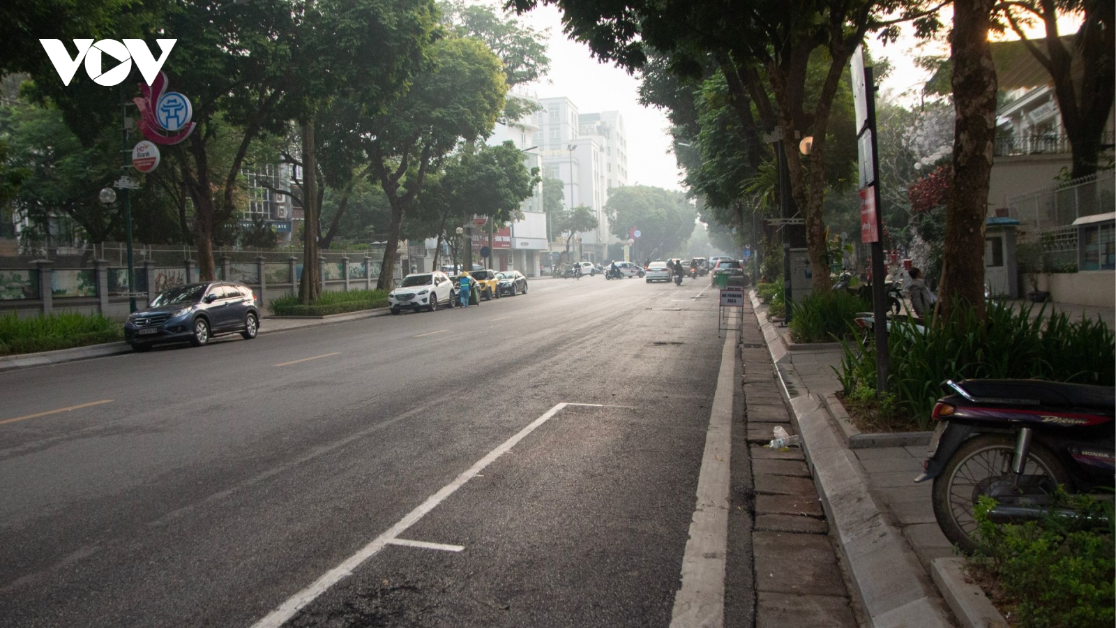 Đêm ăn mừng chiến thắng qua đi, Hà Nội ghi nhận cảnh đường phố sạch đẹp, trật tự