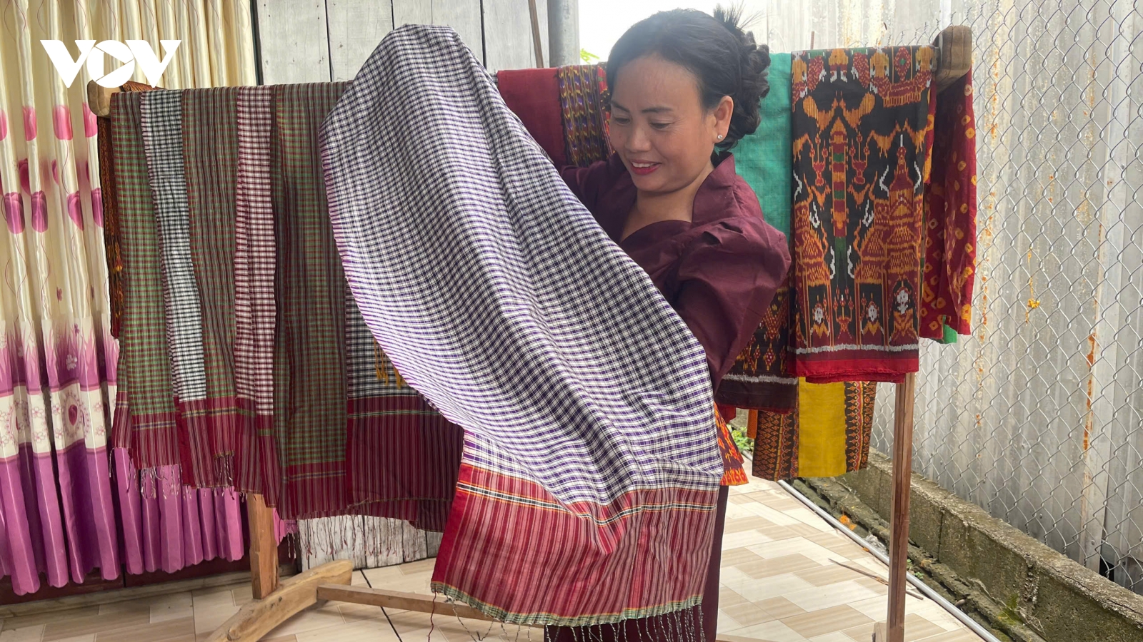 Nghệ nhân Khmer giữ nghề dệt thổ cẩm giữa nhịp sống hiện đại