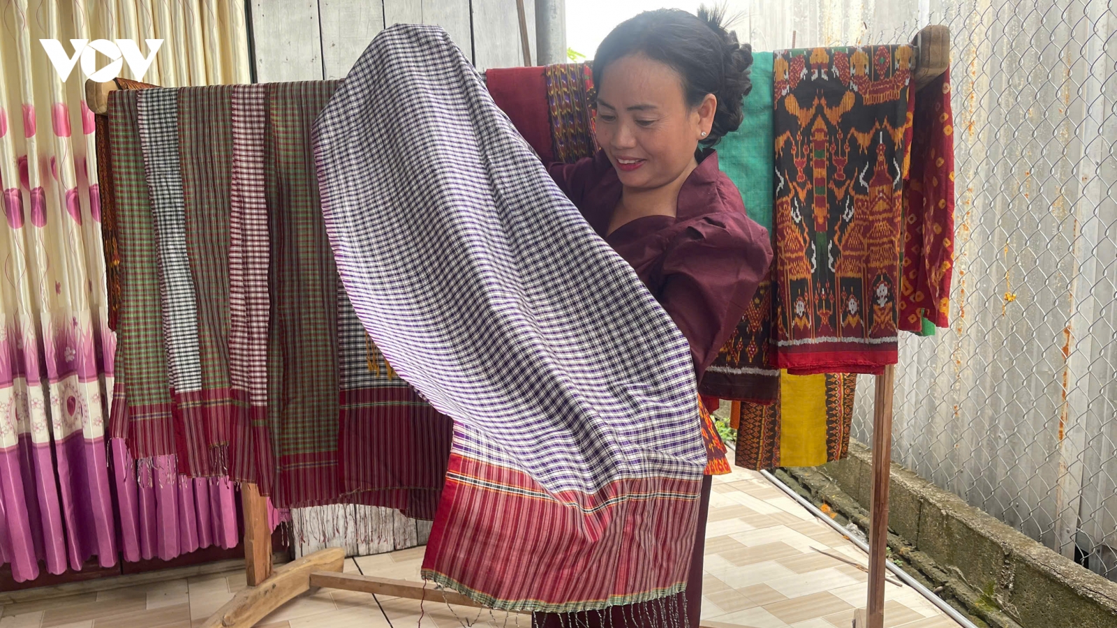 Nghệ nhân Khmer giữ nghề dệt thổ cẩm giữa nhịp sống hiện đại