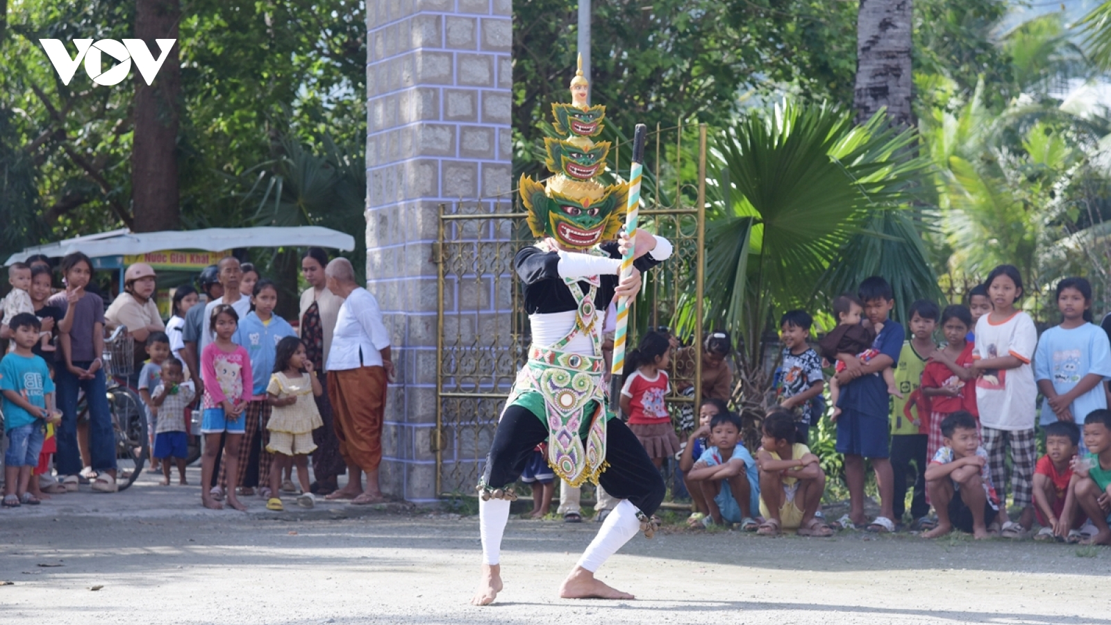 Người trẻ đam mê tiếp nối nghệ thuật diễn tấu trống Chhay-dăm ở An Giang