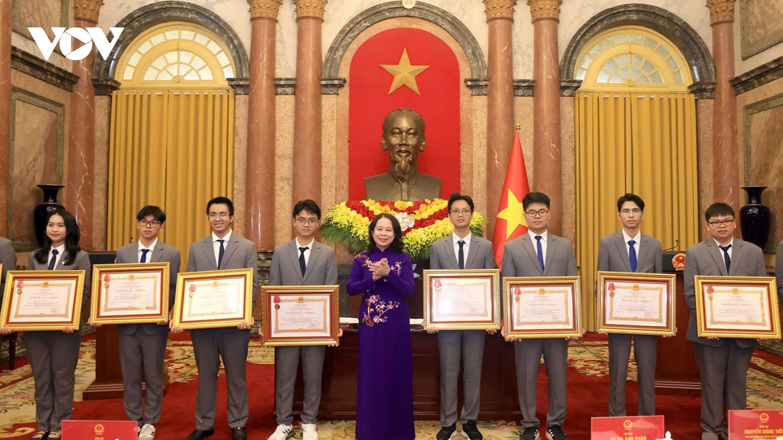 Phó Chủ tịch nước trao Huân chương Lao động cho học sinh đoạt giải Olympic