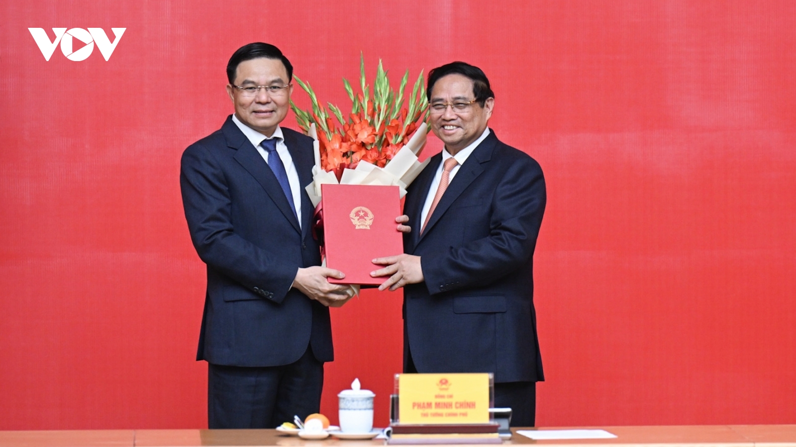 Thủ tướng trao quyết định bổ nhiệm quyền Bộ trưởng Bộ Công thương Lê Mạnh Hùng