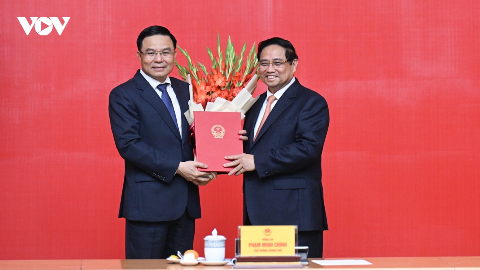 Thủ tướng trao quyết định bổ nhiệm quyền Bộ trưởng Bộ Công thương Lê Mạnh Hùng