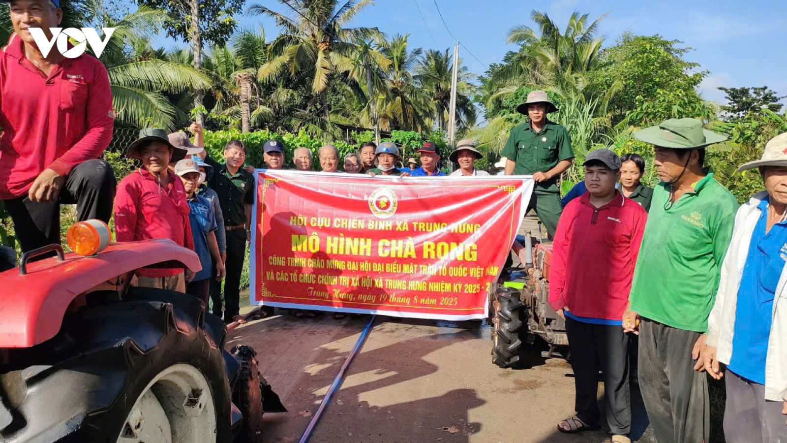 Cựu chiến binh xã ở Cần Thơ giữ sạch đường làng bằng mô hình chà rong rêu