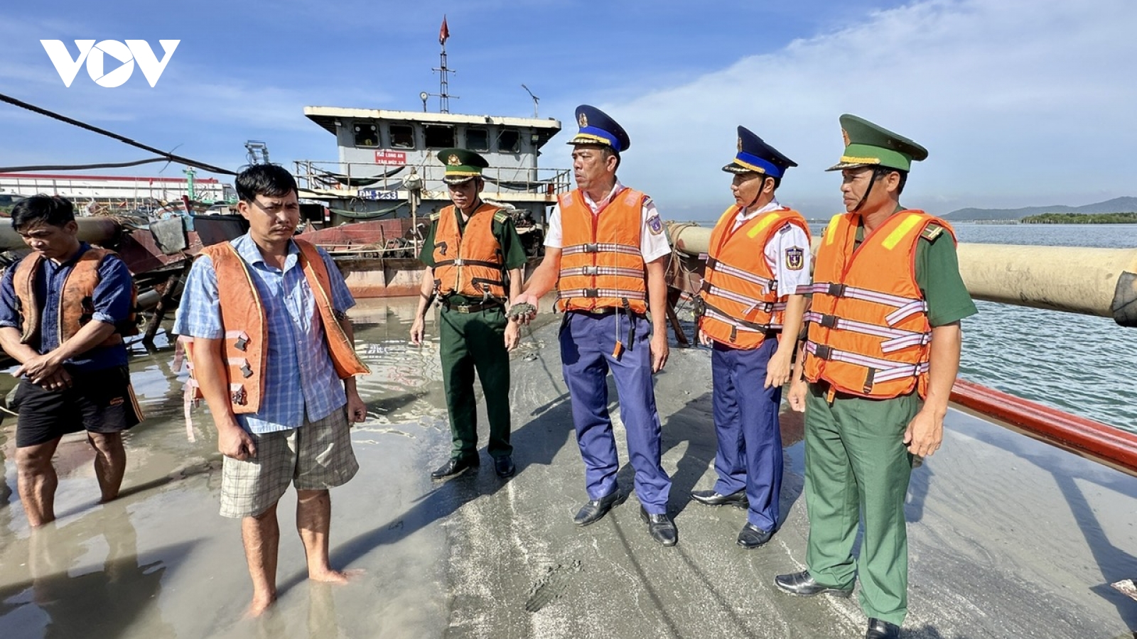 Cảnh sát biển phối hợp bắt giữ xà lan vận chuyển cát trái phép