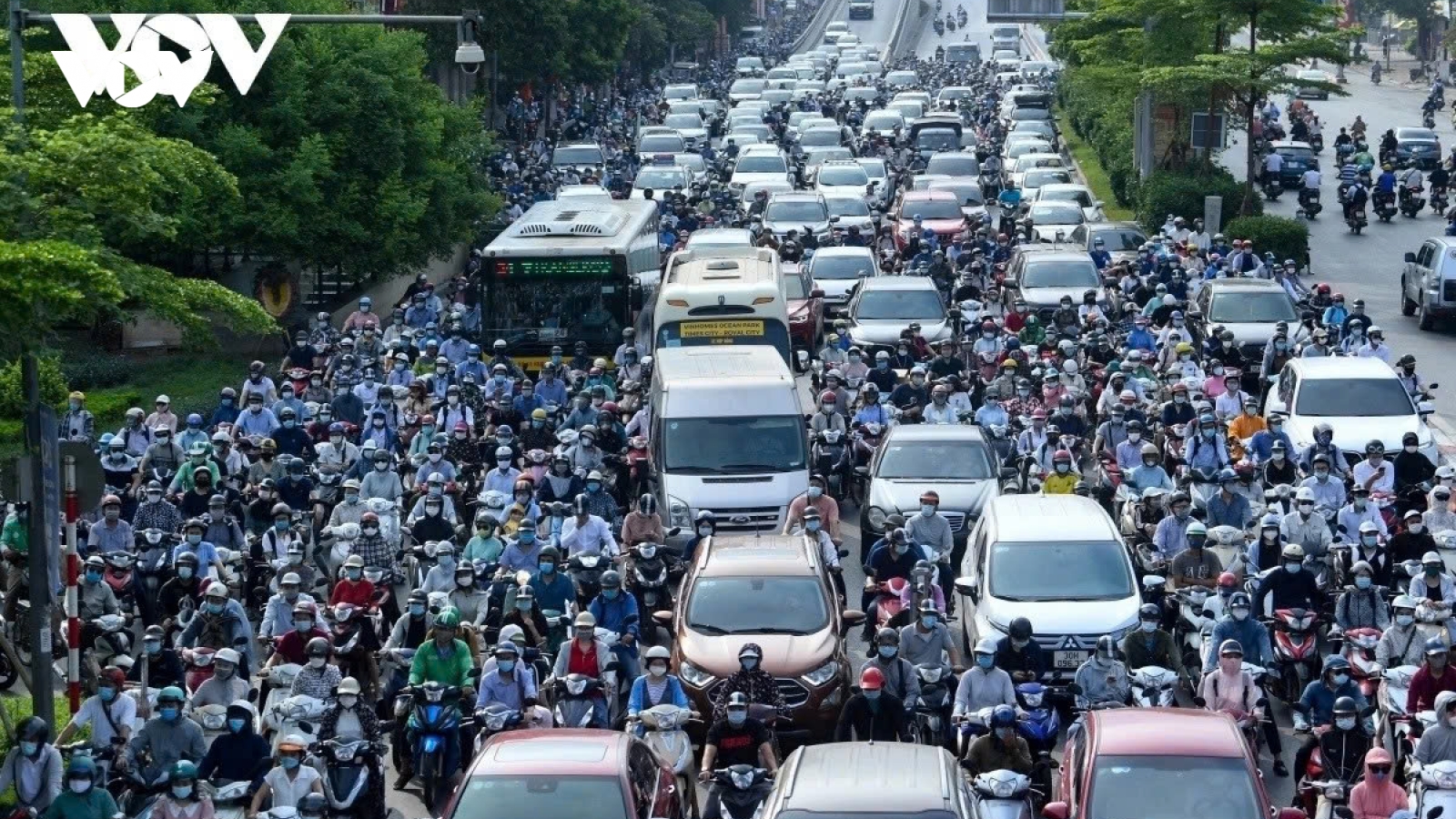 Hà Nội thí điểm cấm xe máy chạy xăng: Lộ trình ra sao để người dân không bị sốc?