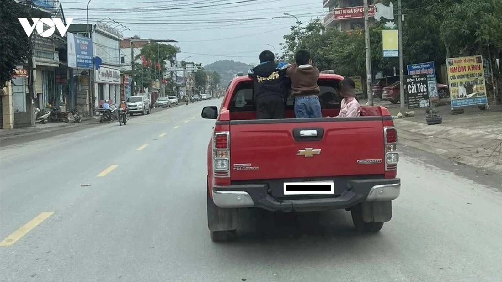 Lỗi chở người trên thùng xe tải bị phạt bao nhiêu tiền?