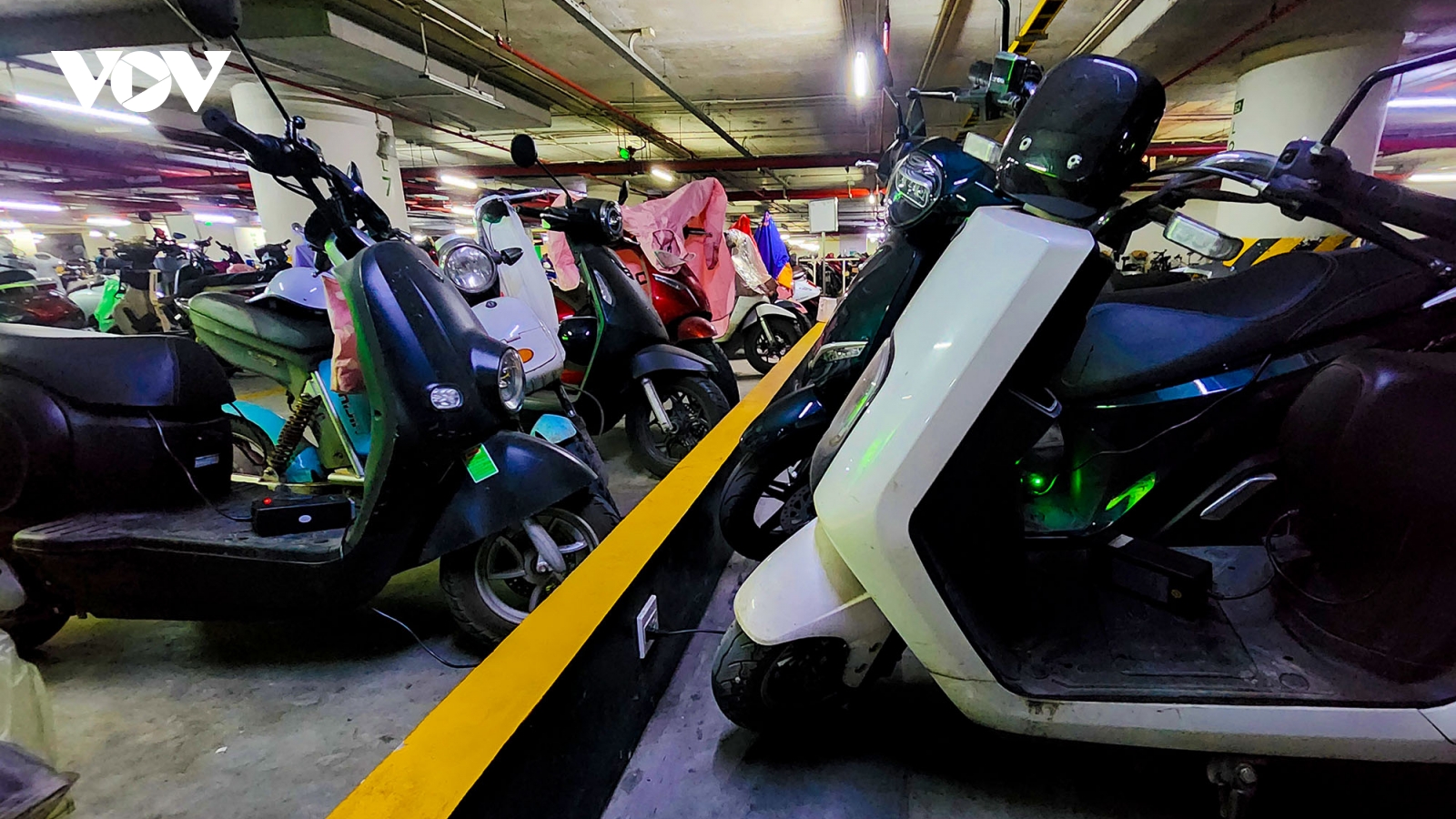 Nhiều hầm chung cư ở Hà Nội chỉ nhận gửi xe điện, chưa có chỗ sạc vì lo cháy nổ