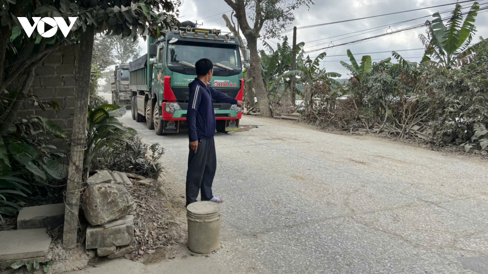 Người dân khổ sở phải hít bụi mù mịt do xe tải rầm rập ra vào các mỏ đá