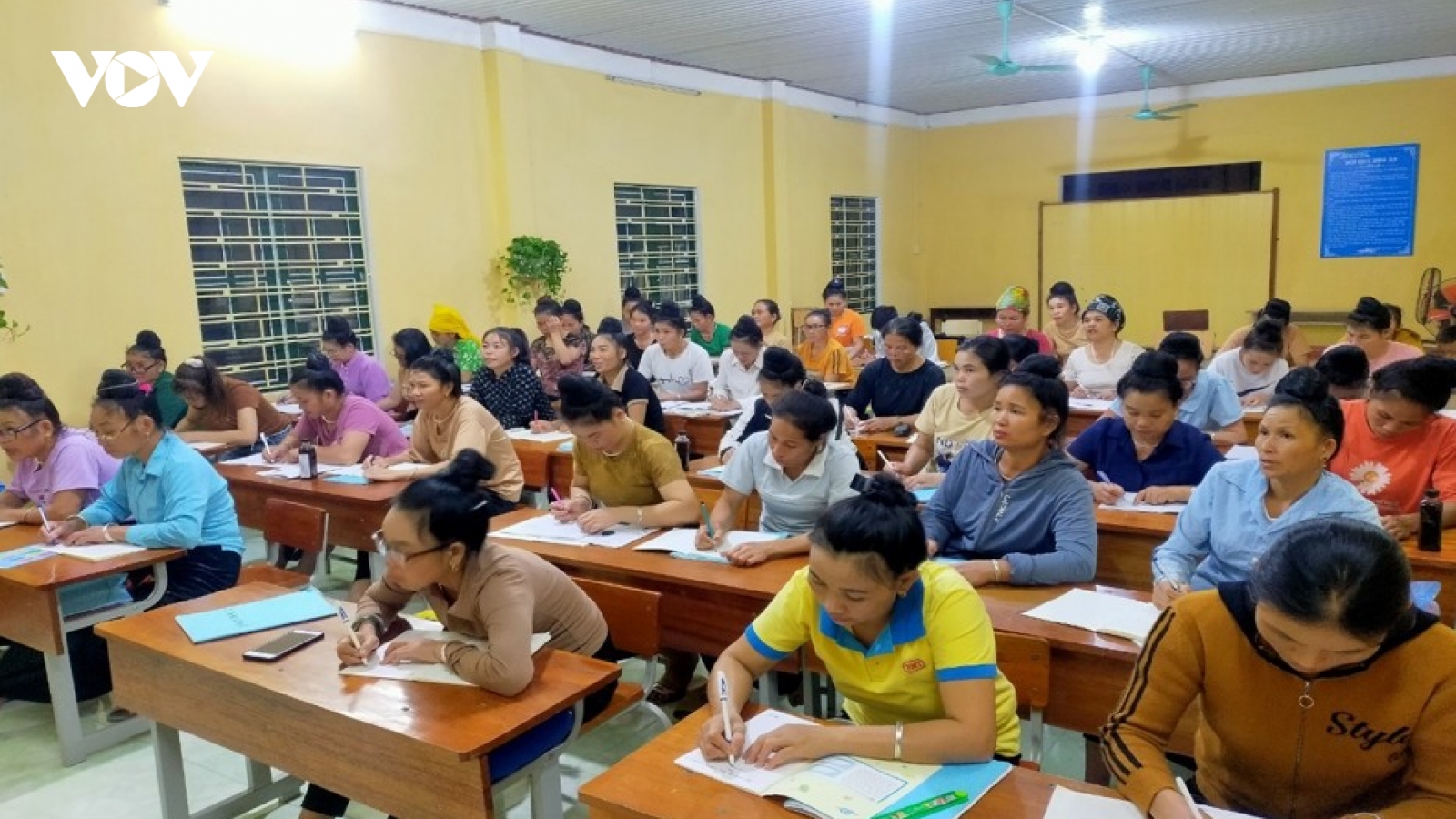 Những câu chuyện xúc động từ nỗ lực xóa mù chữ cho bà con vùng sâu