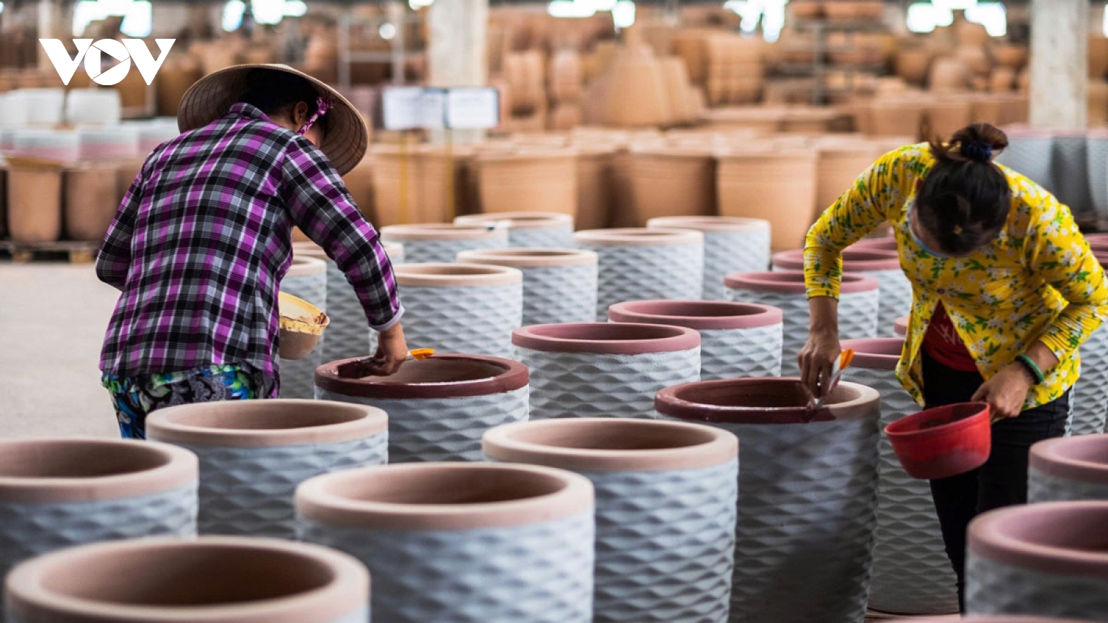 Doanh nghiệp gốm sứ lo mất thợ vào tay đối thủ ngoại