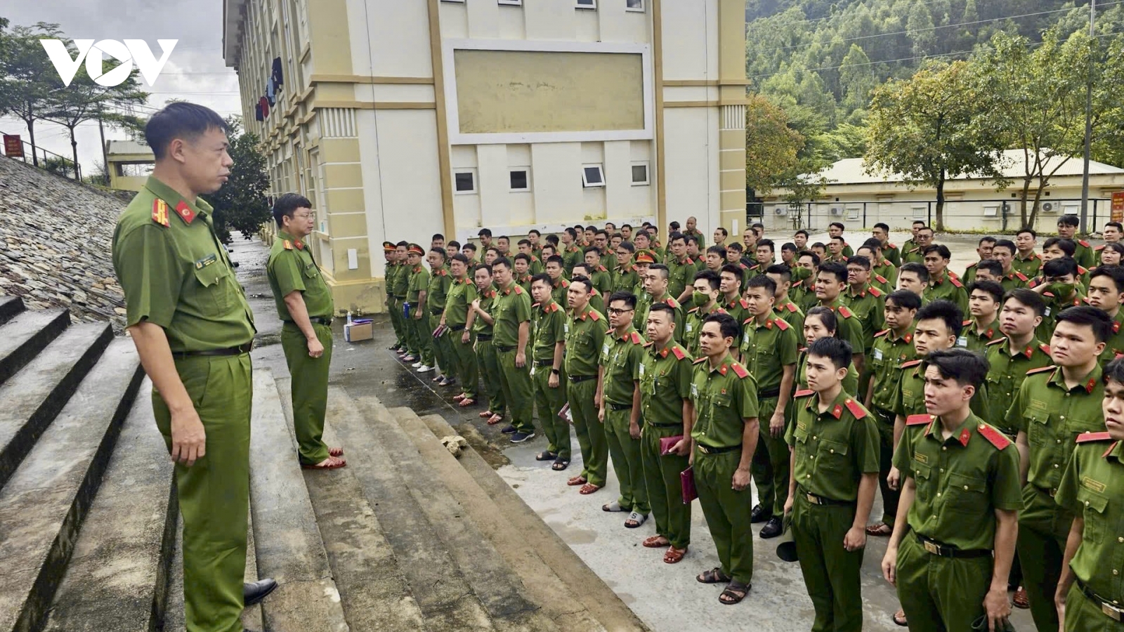 Những người lính trẻ viết chữ “Yêu nước” bằng đôi tay lấm bùn ở tâm lũ Khánh Hoà