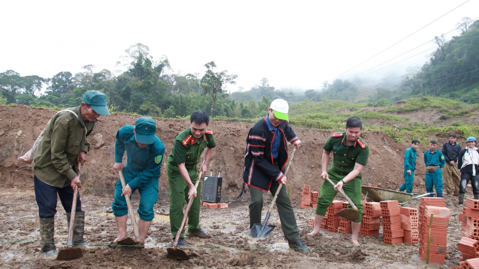 Quảng Ngãi xây dựng lại nhà sau mưa lũ, giúp người dân kịp an cư trước Tết