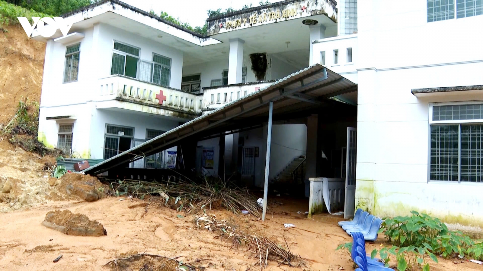 Quảng Ngãi khẩn trương khắc phục hư hỏng hạ tầng, di dời dân khỏi vùng sạt lở