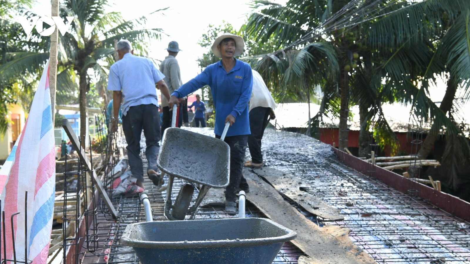 Người dân chung sức cùng chính quyền xây dựng cầu, mở lối phát triển nông thôn