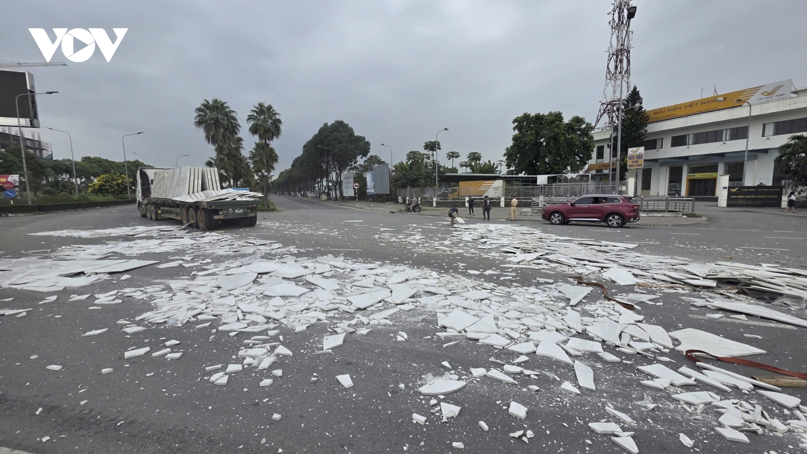 Xe container chở đá granite gặp nạn, đổ tràn xuống đường tại vòng xoay Nhơn Trạch