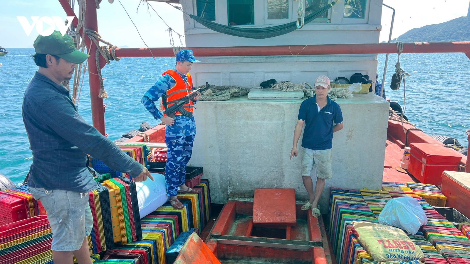 Cảnh sát biển bắt giữ tàu cá vận chuyển 60.000 lít dầu DO không rõ nguồn gốc