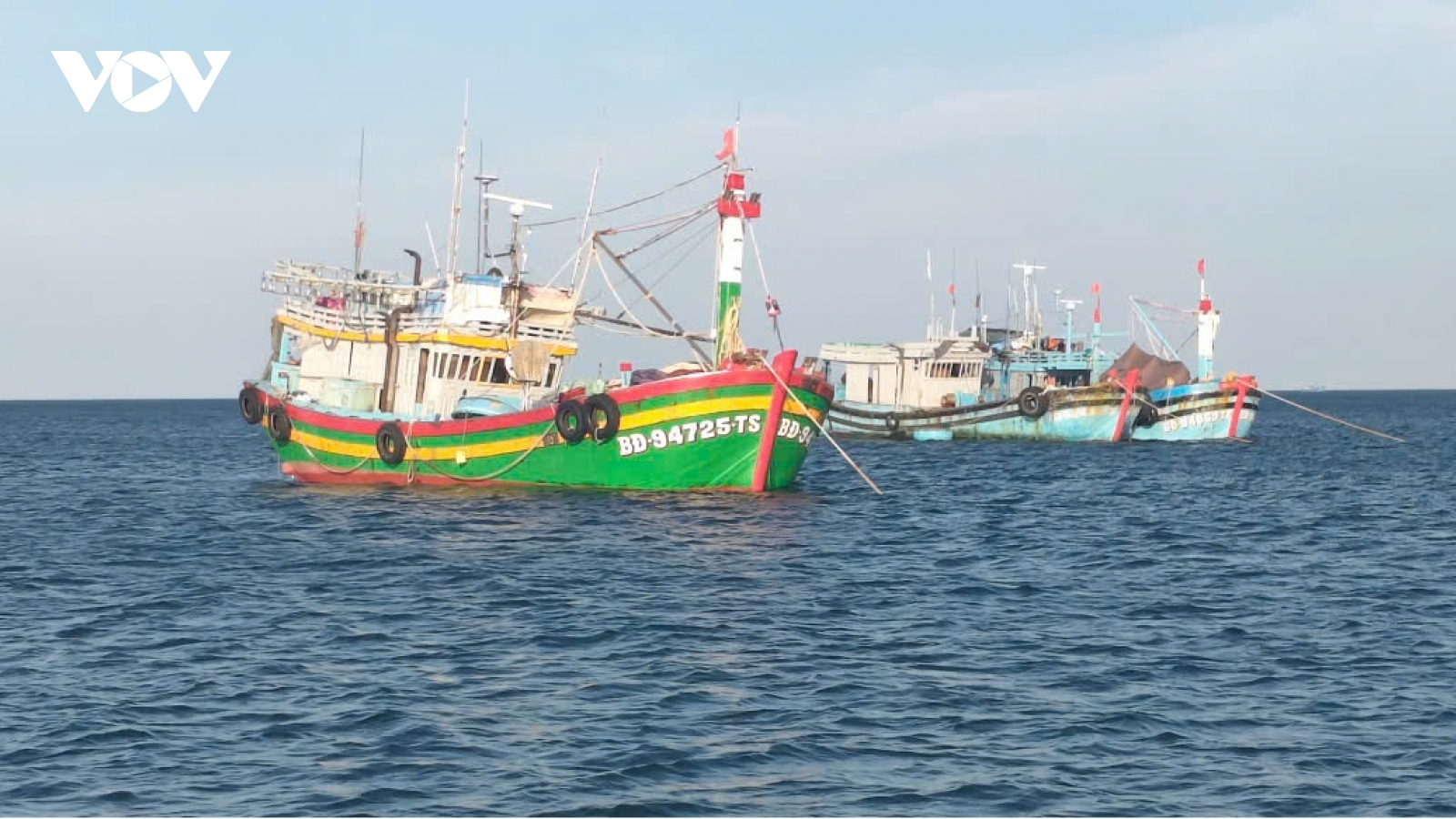 Tàu cá nghi bị sự cố tai nạn trên biển đã về đảo Phú Quý an toàn