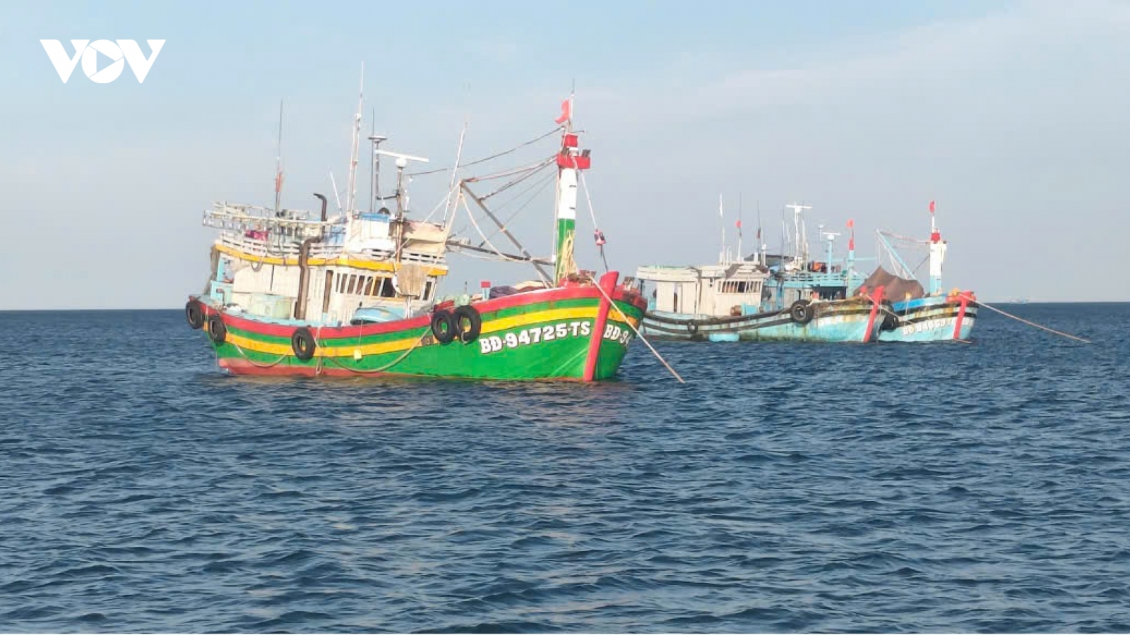 Tàu cá nghi bị sự cố tai nạn trên biển đã về đảo Phú Quý an toàn