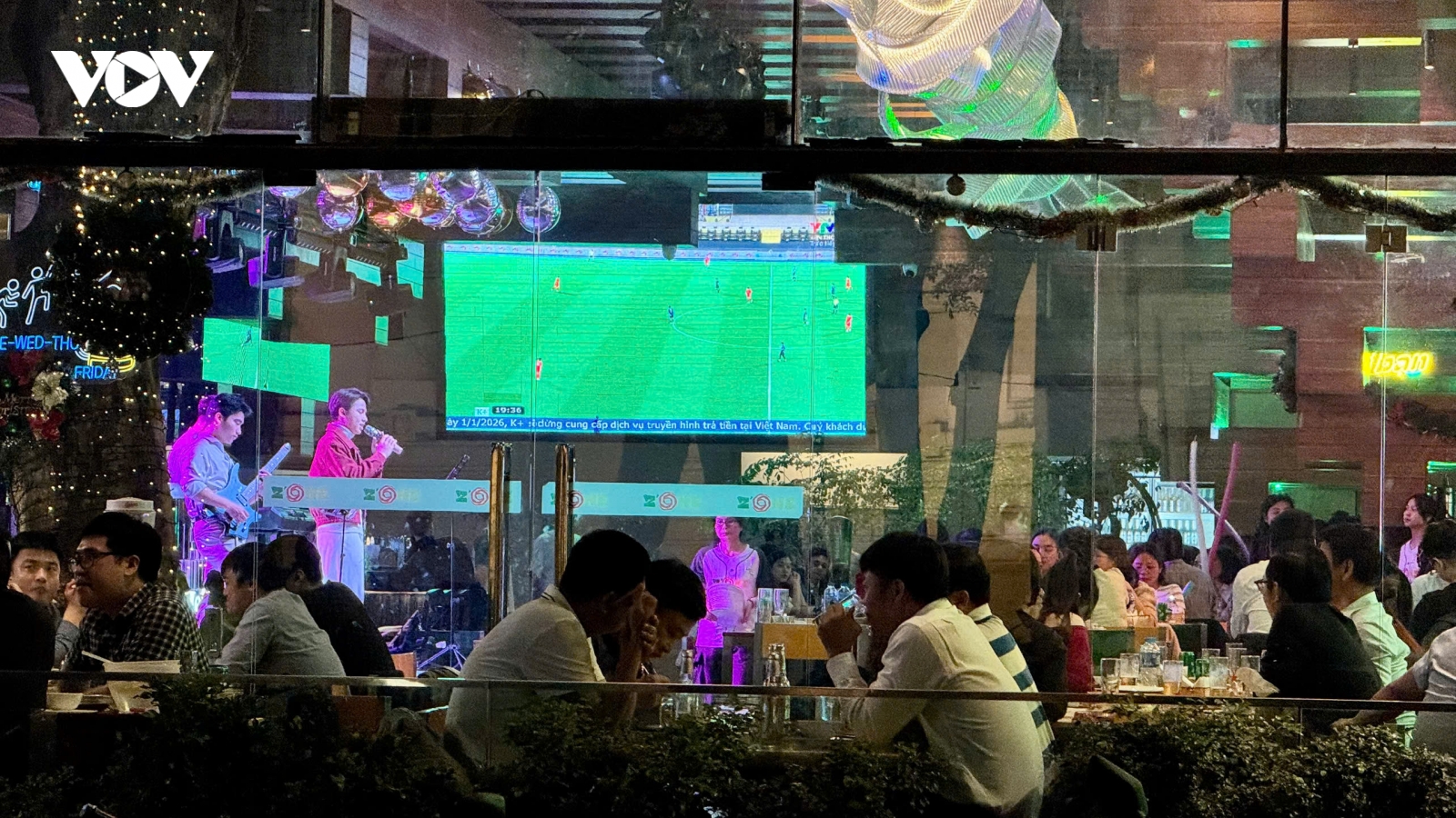 Người hâm mộ cổ vũ cho đội tuyển U22 Việt Nam khắp quán xá Hà Nội