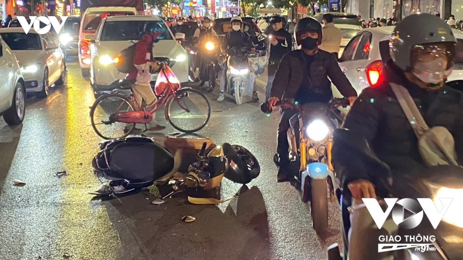 Ô tô gây tai nạn liên hoàn, nhiều người bị thương ở Hà Nội
