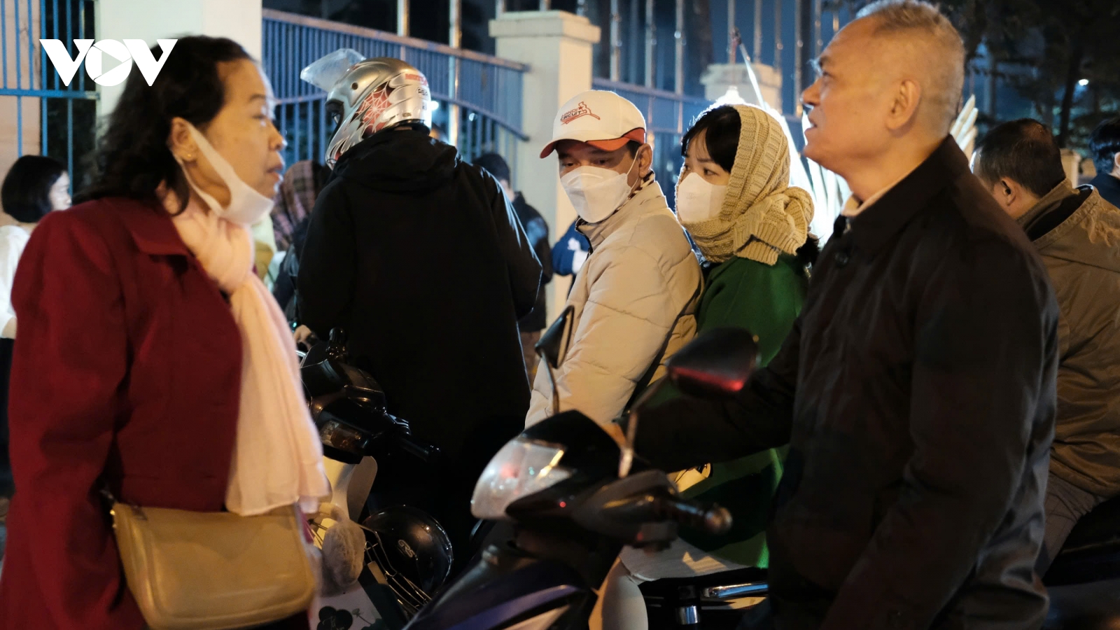 Khán giả bức xúc vì đêm nhạc "Về đây bốn cánh chim trời" hoãn sát giờ biểu diễn