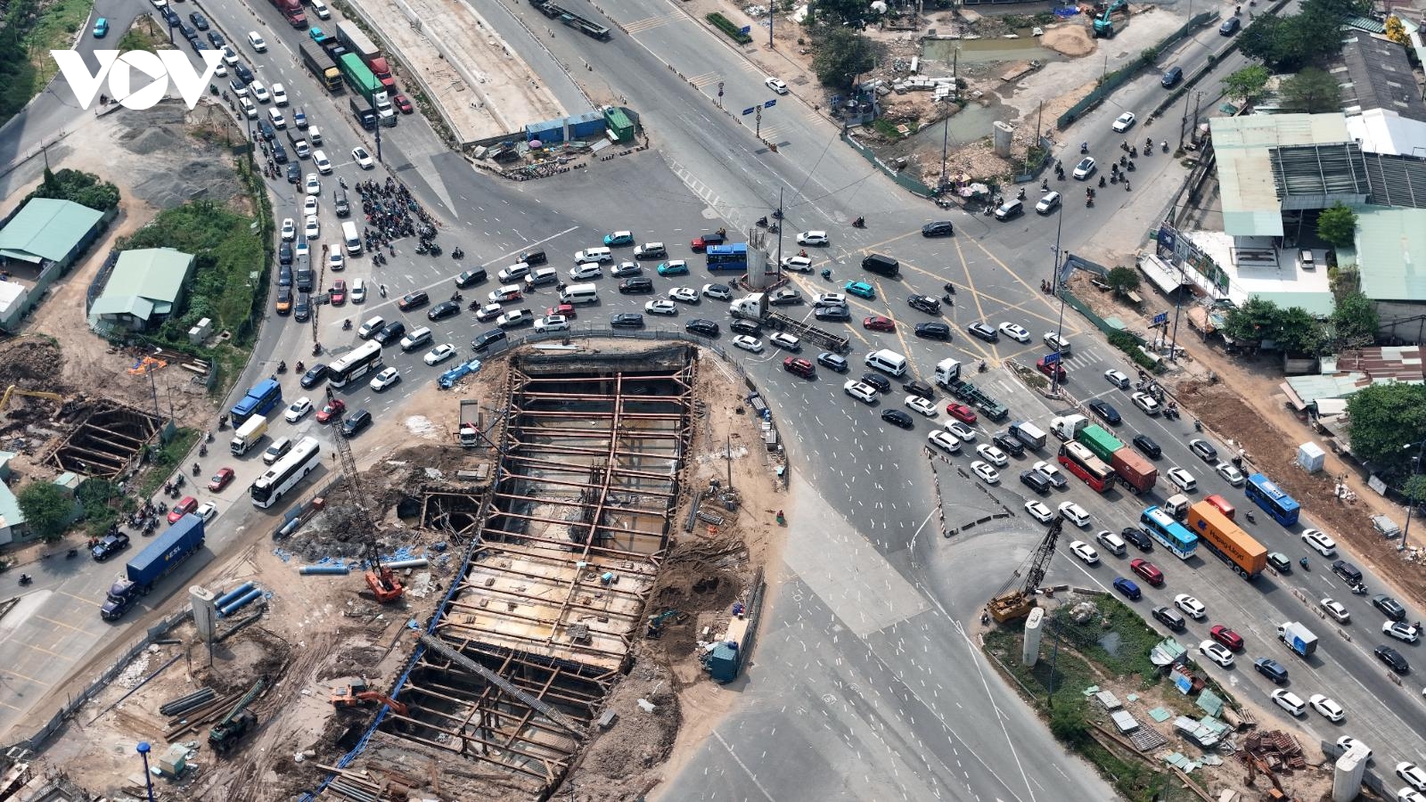 Ngày đầu thông xe nhánh N2 "ế khách", nút giao An Phú (TP.HCM) kẹt cứng