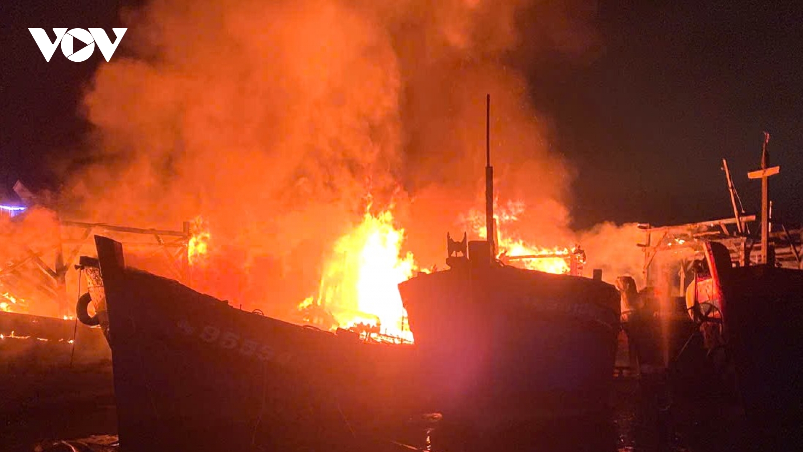 Cháy tại bến neo đậu sông Trà Bồng, 4 tàu cá bị thiệt hại nặng