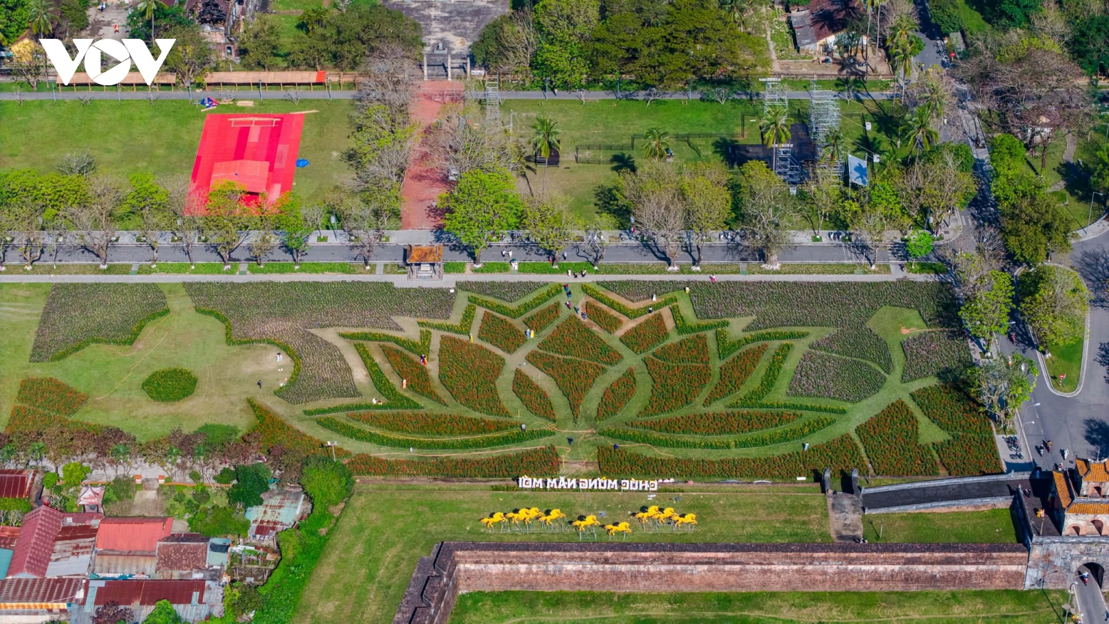 Check-in khu vườn tạo hình hoa sen khổng lồ tại Huế