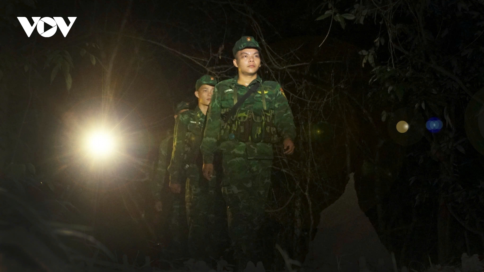 Khi biên giới vào đêm, ánh đèn pin không tắt