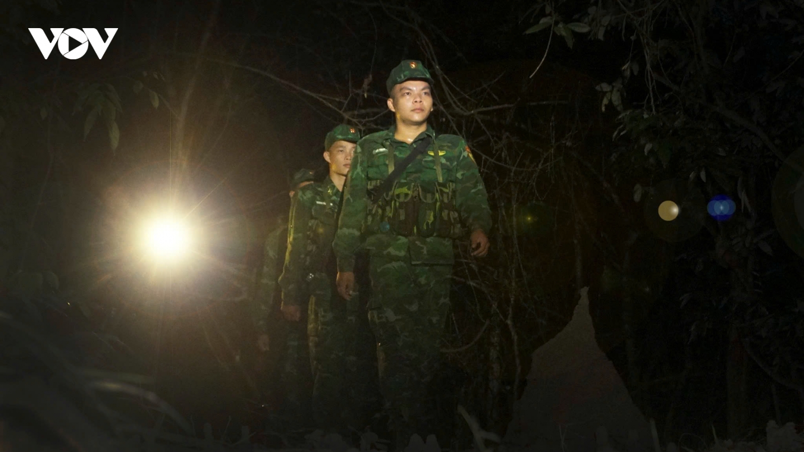 Khi biên giới vào đêm, ánh đèn pin không tắt