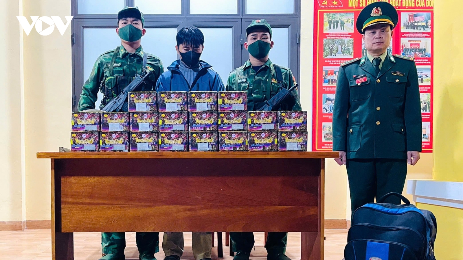 Bắt đối tượng vận chuyển trái phép 26kg pháo từ Lào về Việt Nam