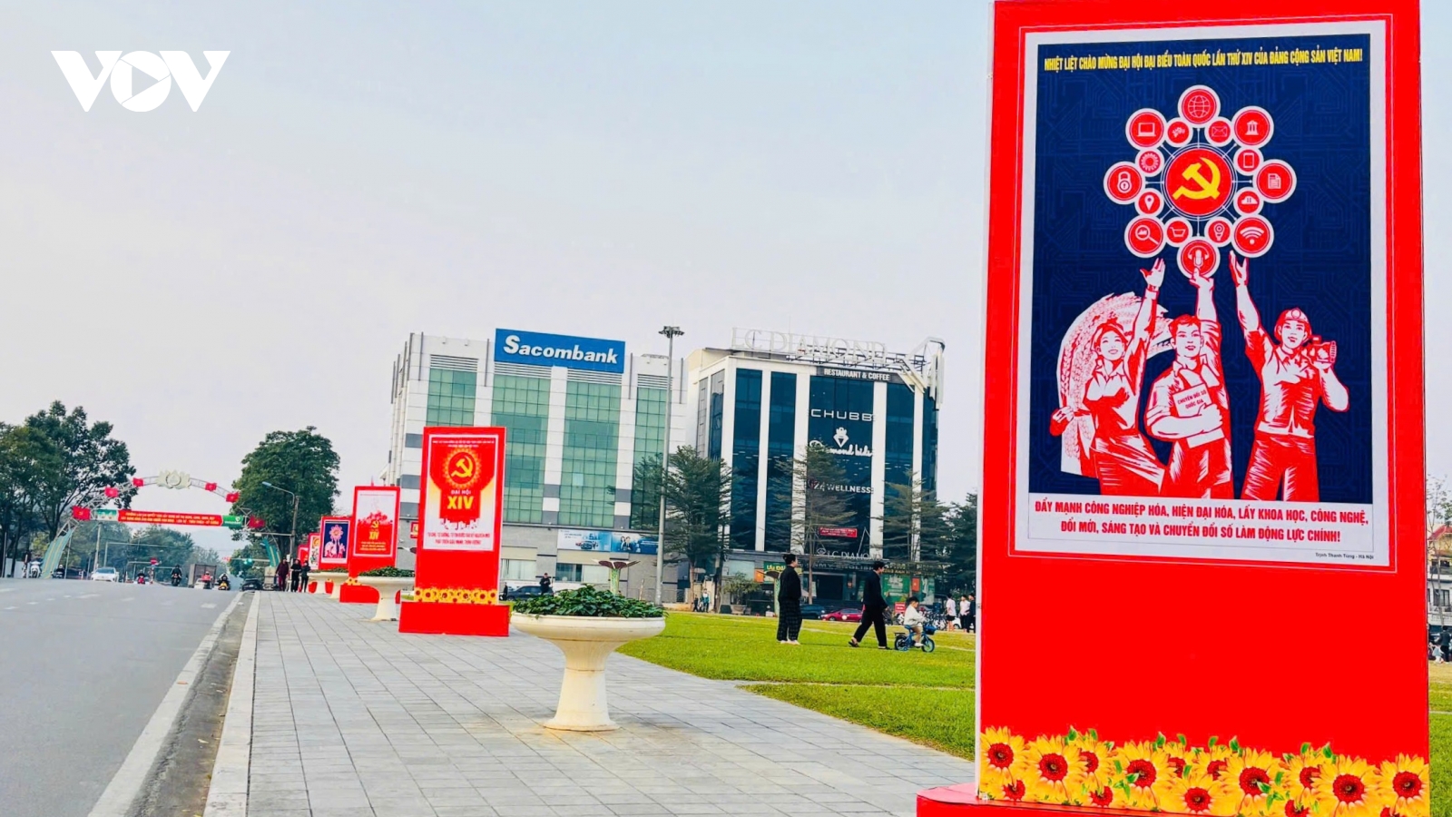 Từ phố thị đến vùng cao, Lào Cai trang hoàng rực rỡ chào mừng Đại hội XIV