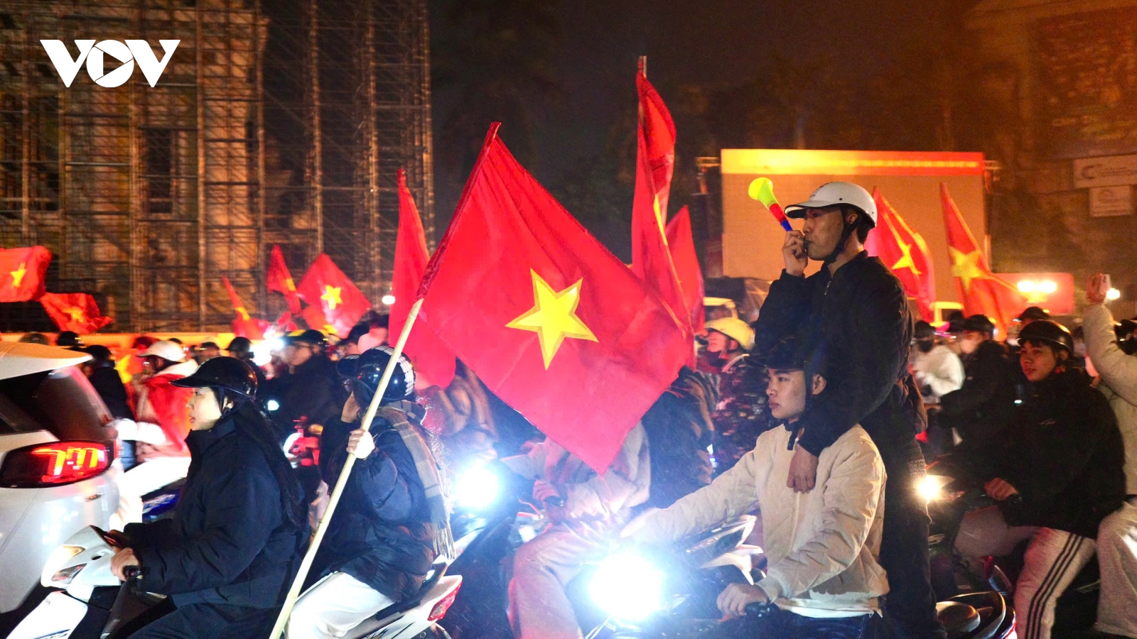 Hà Nội "không ngủ": Người hâm mộ vỡ òa sau chiến thắng lịch sử của U23 Việt Nam