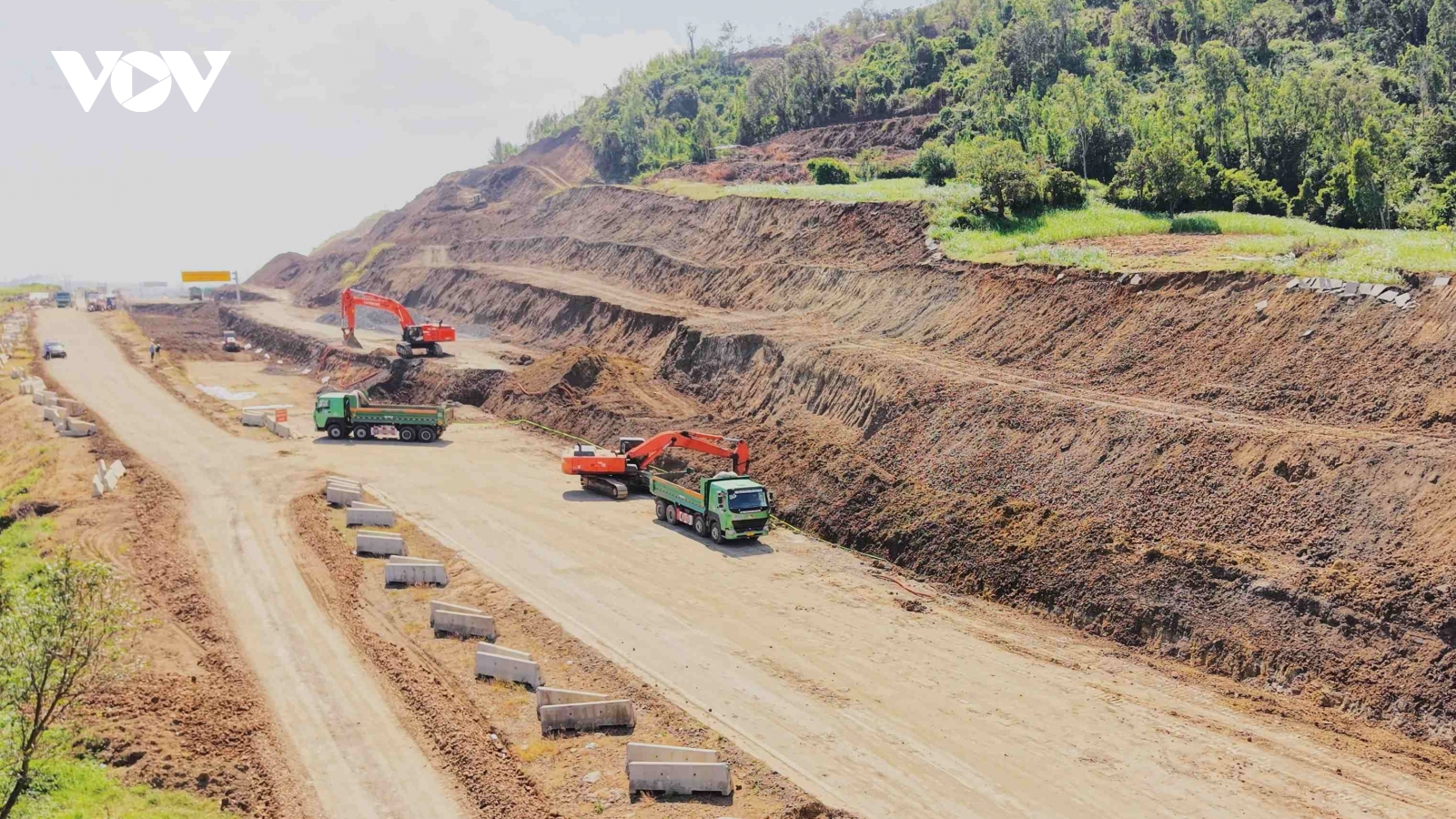 Khí thế thi công cao tốc Chí Thạnh – Vân Phong chào mừng Đại hội XIV của Đảng