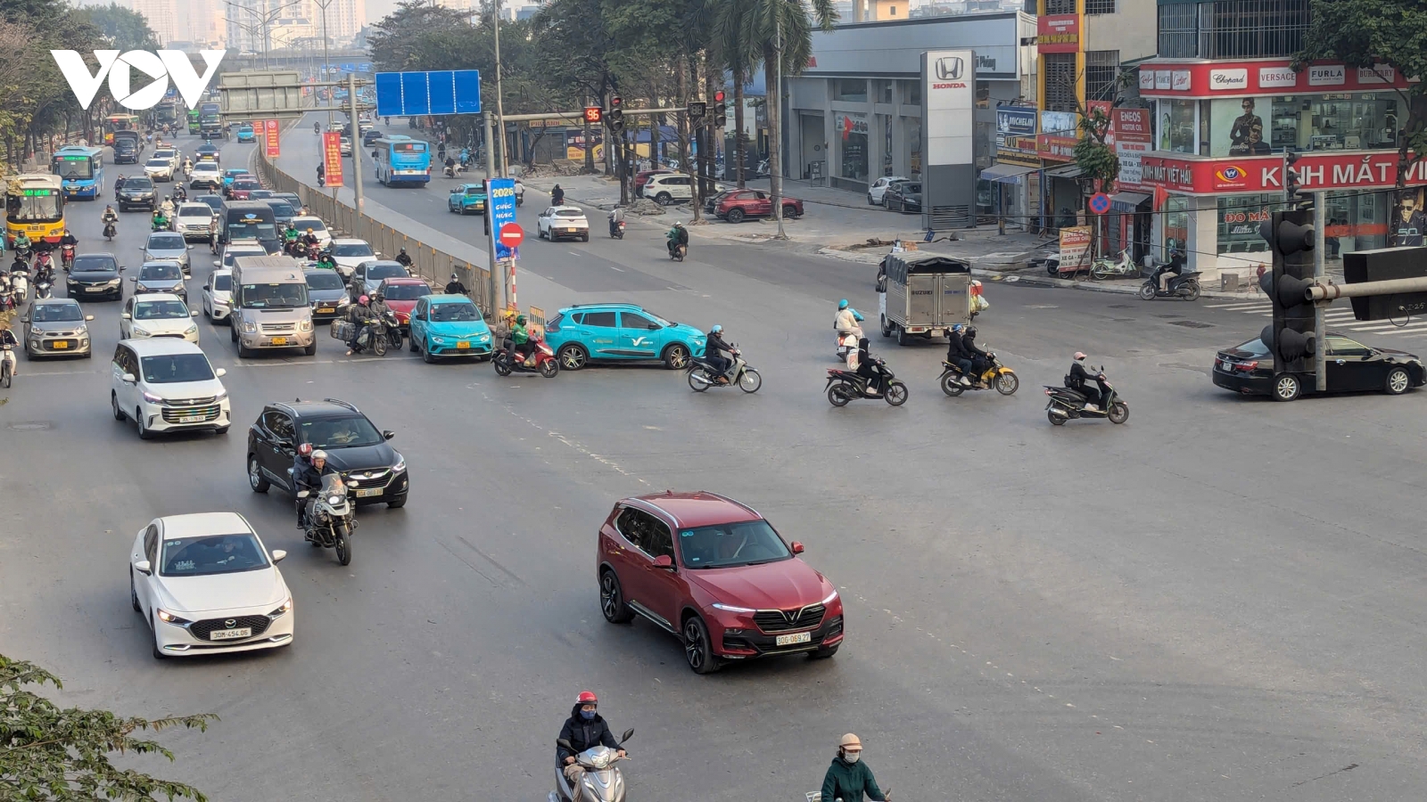 Đường phố Hà Nội vắng vẻ, thông thoáng khác hẳn cảnh ùn tắc thường ngày