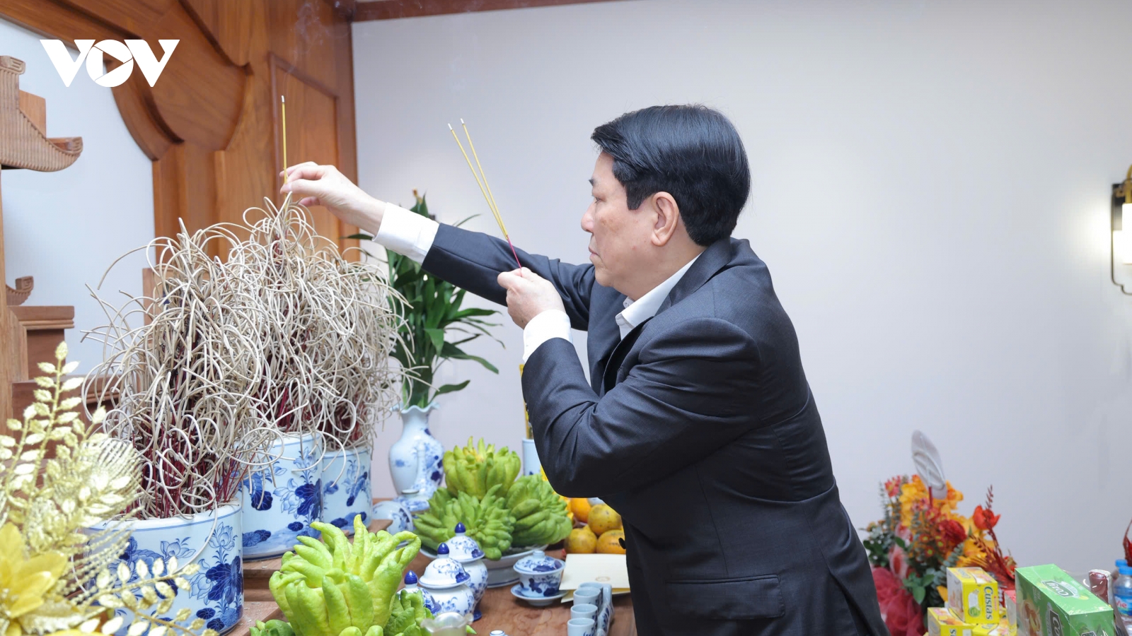 Chủ tịch nước thắp hương tưởng nhớ các đồng chí nguyên lãnh đạo Đảng, Nhà nước