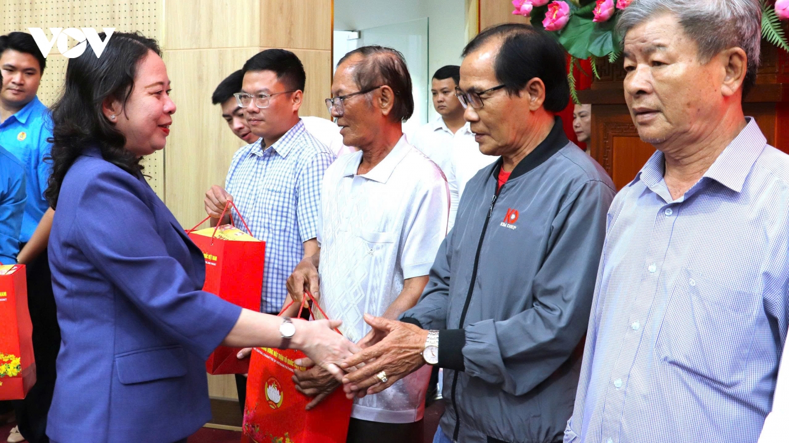 Phó Chủ tịch nước Võ Thị Ánh Xuân thăm, tặng quà gia đình chính sách