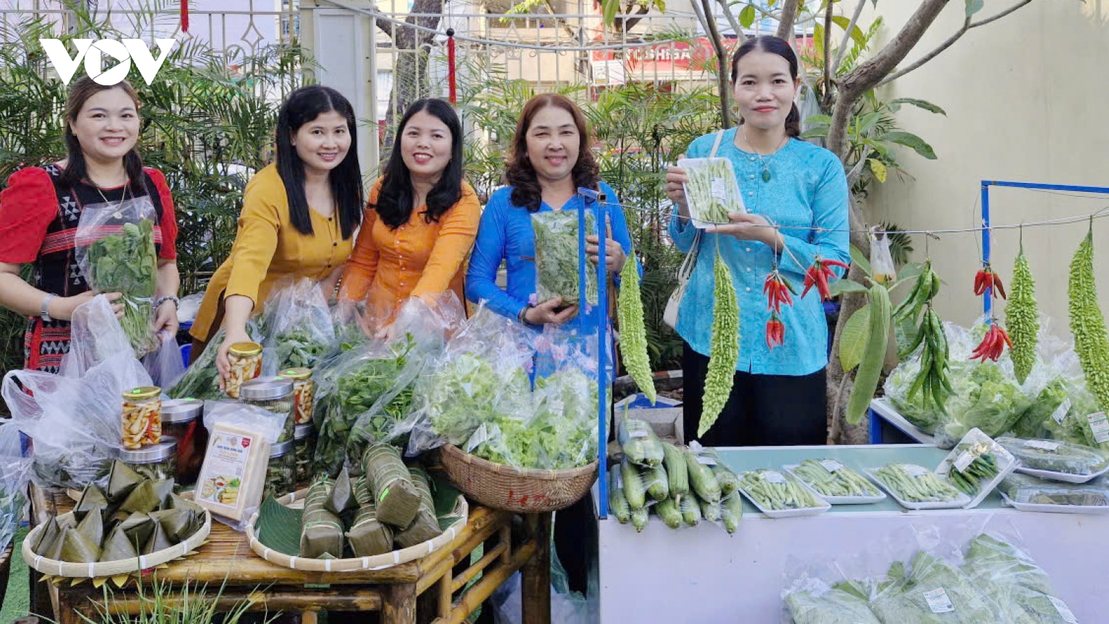 Chương trình “Xuân gắn kết - Hương Tết Việt” trao quà tặng phụ nữ nghèo ở Đà Nẵng