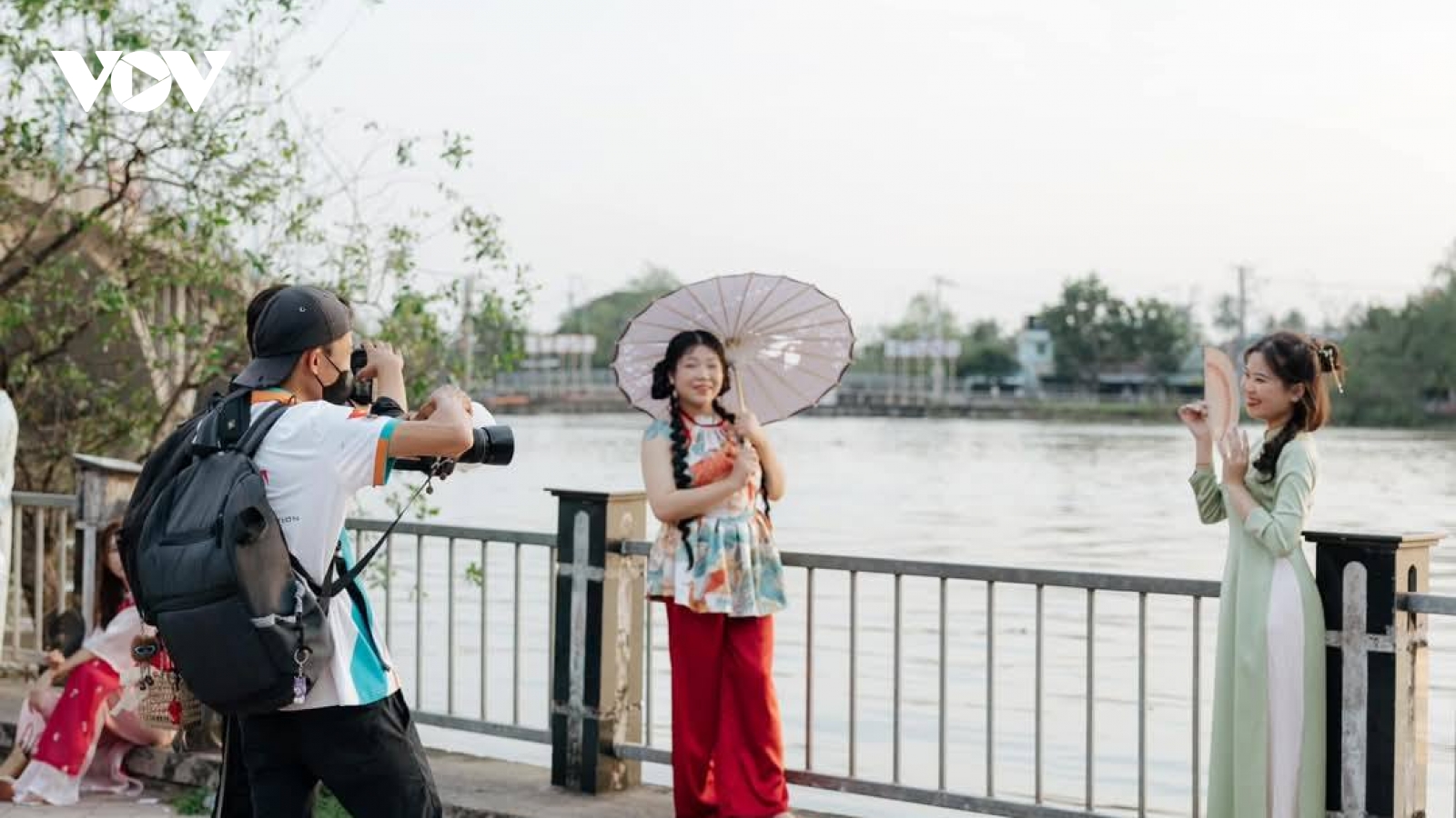 Các "tay máy" vừa chụp ảnh phục vụ du khách vừa làm hướng dẫn viên ở miền Tây