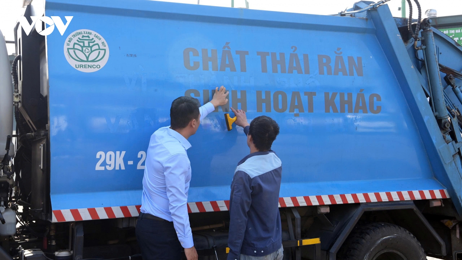 Người dân Hà Nội lúng túng trong ngày đầu triển khai phân loại rác tại nguồn