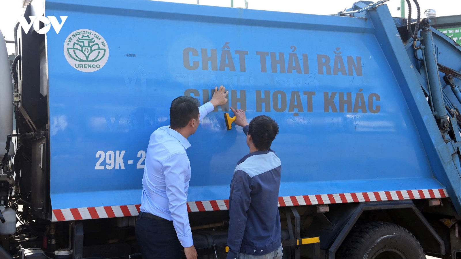 Người dân Hà Nội lúng túng trong ngày đầu triển khai phân loại rác tại nguồn