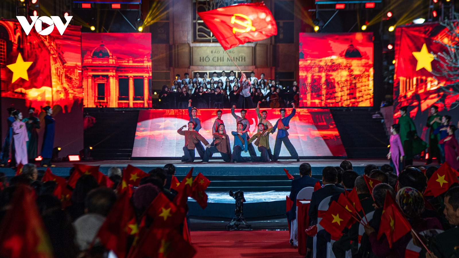 Khán giả xúc động rơi nước mắt tại chương trình kỷ niệm 85 năm Ngày Bác Hồ về nước