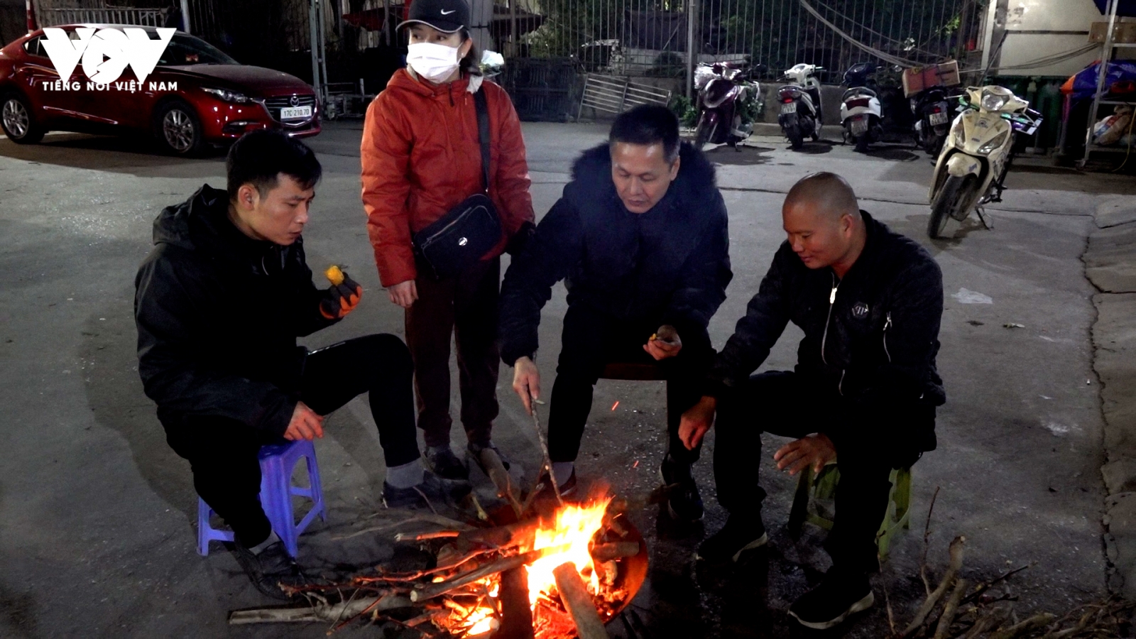 Đêm trắng mưu sinh giữa cái rét buốt của người lao động tại Thủ đô