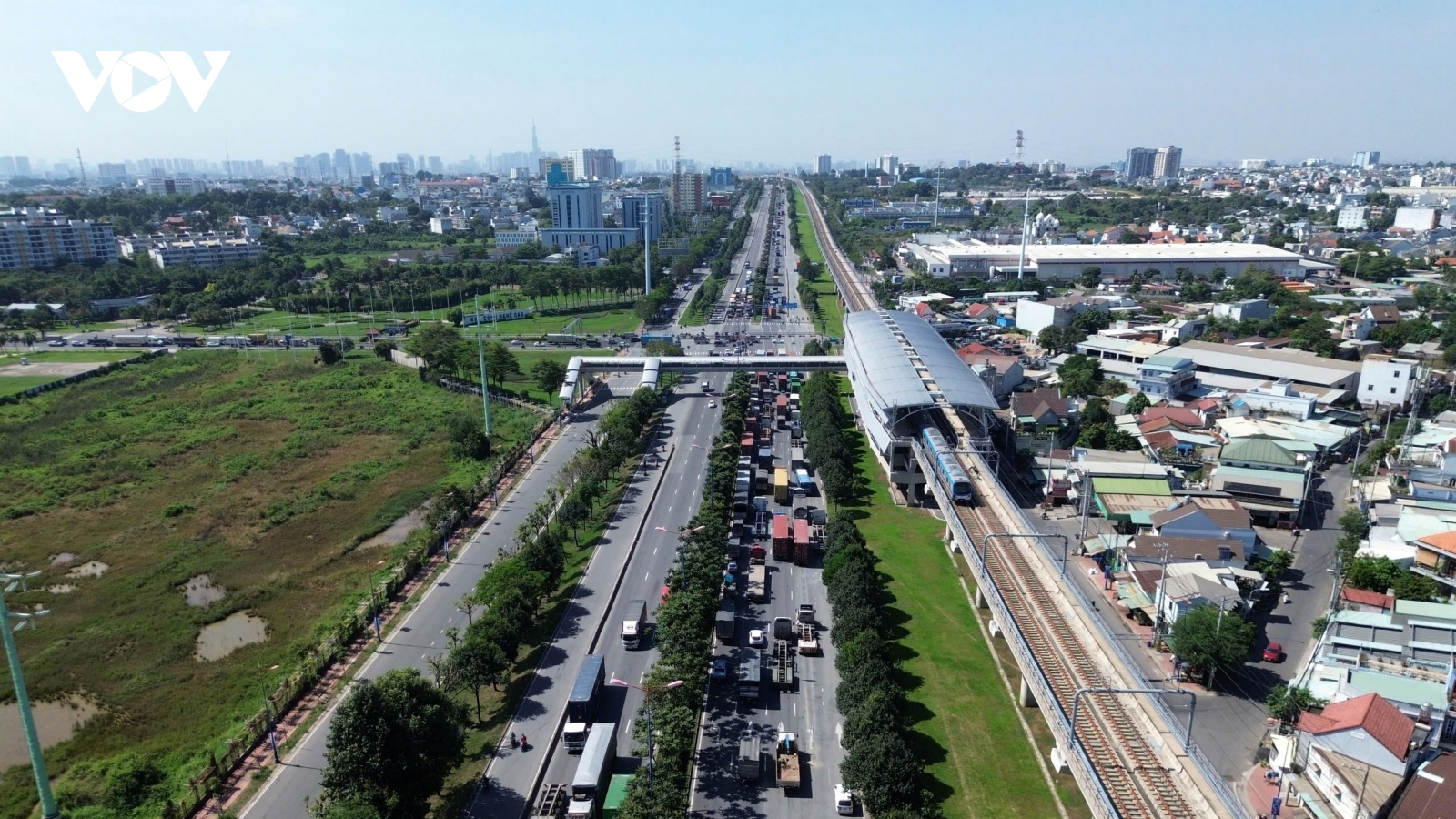 Lắp đặt 8 thang máy tại các ga Metro số 1 giúp người già, trẻ em dễ tiếp cận