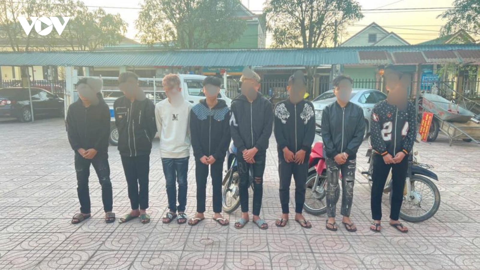 Công an ngăn nhóm thanh thiếu niên nẹt pô, mang theo hung khí